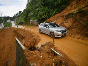 Penampakan Jalan Alternatif ke Teluk Bayur Diterjang Longsor