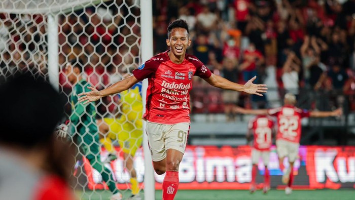 M. Rahmat seusai mencetak gol ke gawang Barito.