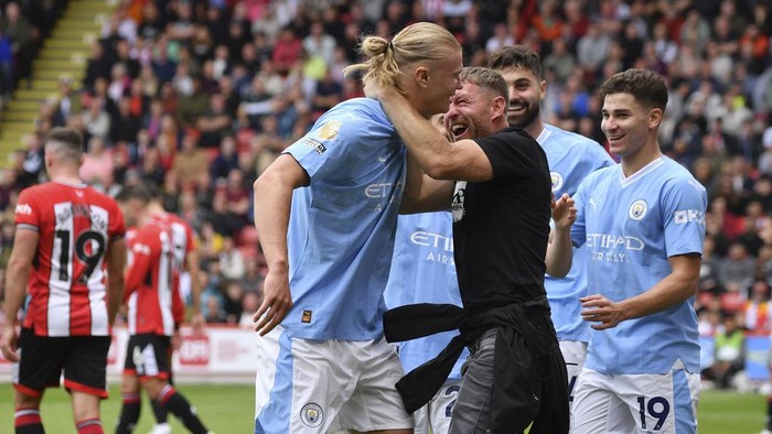 Manchester City Susah Payah Kalahkan Sheffield United Manchester City's Erling Haaland, centre, celebrates after scoring his side's opening goal during the English Premier League soccer match between Sheffield United and Manchester City at Bramall Lane in Sheffield, England, Sunday, Aug. 27, 2023. (AP Photo/Rui Vieira)
