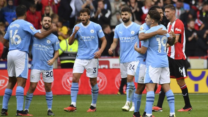 Manchester City players celebrate their victory at the English Premier League soccer match between Sheffield United and Manchester City at Bramall Lane in Sheffield, England, Sunday, Aug. 27, 2023. (AP Photo/Rui Vieira)