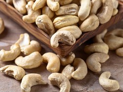 Tak Bikin Jerawatan, Ini 7 Manfaat Sehat Ngemil Kacang Mete