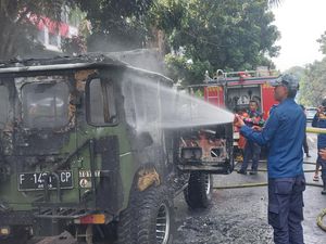 Jip di Jalan Pajajaran Bogor Hangus Terbakar Diduga gegara Korsleting Jip di Jalan Pajajaran Bogor Hangus Terbakar Diduga gegara Korsleting