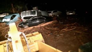 Mobil-mobil Ini Terjebak Longsor di Tajikistan