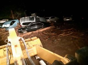 Mobil-mobil Ini Terjebak Longsor di Tajikistan