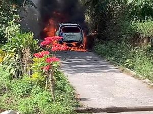 Mobil Hangus Terbakar di Jalur Senaru Saat Jemput Pendaki Rinjani Mobil Hangus Terbakar di Jalur Senaru Saat Jemput Pendaki Rinjani