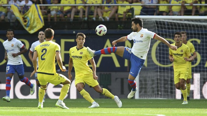 Laga seru tercipta antara Villarreal dan Barcelona dalam lanjutan LaLiga. Sempat gantian memimpin, Barcelona akhirnya menang dengan skor 4-3 atas Villarreal. Laga Villarreal vs Barcelona di pekan ketiga LaLiga digelar di Estadio de la Ceramica, Minggu (27/8) malam WIB.