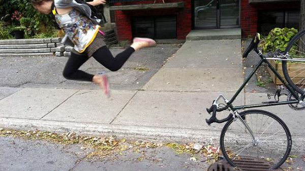 Pas Banget, Foto Dijepret Beberapa Detik Sebelum Tertimpa Sial