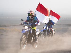 Momen Seru Naik Motor Trail di Trek Pasir Bromo Momen Seru Naik Motor Trail di Trek Pasir Bromo