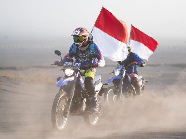 Momen Seru Naik Motor Trail di Trek Pasir Bromo