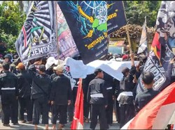 Protes Ratusan Pendekar PSHT Jember Tak Terima Tugu Silat Dibongkar