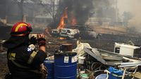 Penampakan Mobil-Motor Gosong Gegara Kebakaran Hutan di Yunani