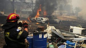 Penampakan Mobil-Motor Gosong Gegara Kebakaran Hutan di Yunani