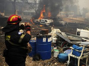 Penampakan Mobil-Motor Gosong Gegara Kebakaran Hutan di Yunani