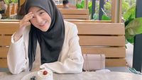 Pesona Larissa Chou Saat Santai di Kafe dan Belajar Bikin Kue