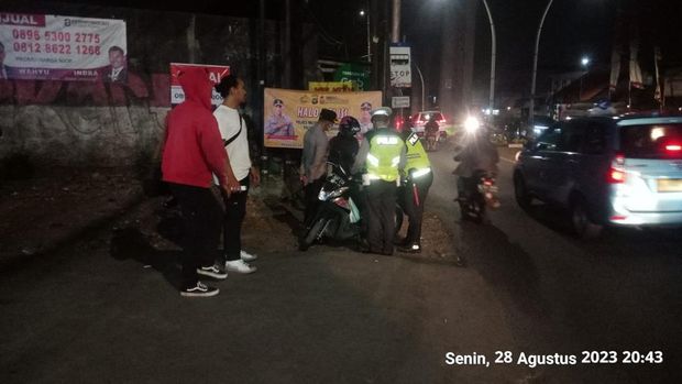 Polisi menindak pemotor yang lawan arah di Jalan Raya Ciledug, Jaksel.