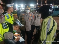 6 Pemotor Lawan Arah di Jalan Raya Ciledug Jaksel, Langsung Ditilang!