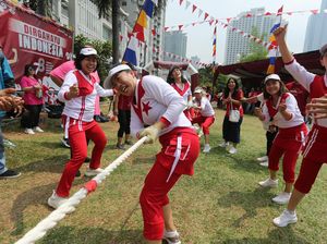 Potret Keseruan Warga Apartemen Rayakan HUT RI dengan Beragam Lomba Potret Keseruan Warga Apartemen Rayakan HUT RI dengan Beragam Lomba