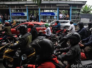 Duh! Proyek di Pondok Pinang Jaksel Bikin Macet Sampai UIN Ciputat Duh! Proyek di Pondok Pinang Jaksel Bikin Macet Sampai UIN Ciputat