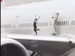 Ngawur! Awak Kabin Joget di Sayap Pesawat Saat Tak Ada Penumpang