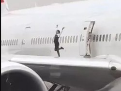 Ngawur! Awak Kabin Joget di Sayap Pesawat Saat Tak Ada Penumpang