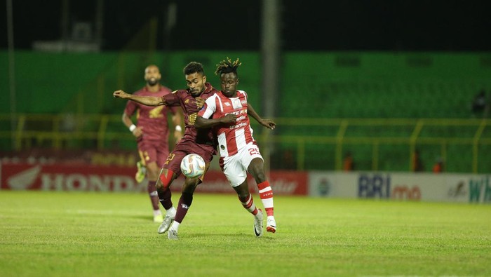 Pemain PSM Makassar berebut bola dengan pemain Persis Solo.