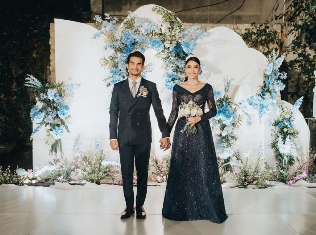 8 Gaya Elegan Tyas Mirasih Bergaun Navy Blue di Resepsi Pernikahan Kedua 8 Gaya Elegan Tyas Mirasih Bergaun Navy Blue di Resepsi Pernikahan Kedua