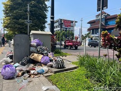 Jorok! Ada Tumpukan Sampah di Halte Trans Jogja-Pedestrian Sudirman