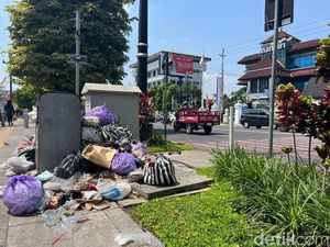 Jorok! Ada Tumpukan Sampah di Halte Trans Jogja-Pedestrian Sudirman Jorok! Ada Tumpukan Sampah di Halte Trans Jogja-Pedestrian Sudirman