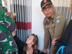 Bule Rusia di Bali Ngamuk, Lalu Telanjang di Depan Toko