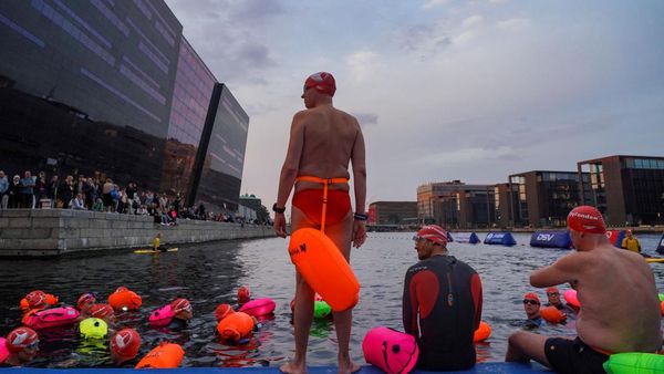 Sensasi Renang Malam Hari Melintasi Perairan Kopenhagen Denmark
