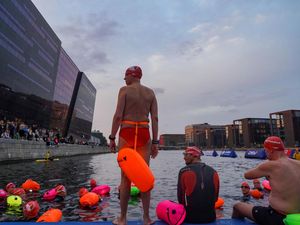 Sensasi Renang Malam Hari Melintasi Perairan Kopenhagen Denmark Sensasi Renang Malam Hari Melintasi Perairan Kopenhagen Denmark