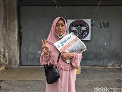 Supriyati 20 Tahun Asongkan Koran demi Menyambung Kehidupan