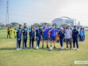 UNESA Buat Akademi Sepak Bola, Kolaborasi dengan Klub Liga Inggris UNESA Buat Akademi Sepak Bola, Kolaborasi dengan Klub Liga Inggris
