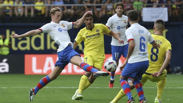 Barcelonas Frenkie de Jong, left, stretches to controls the ball during a Spanish La Liga soccer match between Villarreal and Barcelona at the Ceramica stadium in Villarreal, Spain, Sunday, Aug. 27, 2023. (AP Photo/Alberto Saiz)