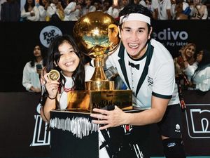 Foto: Vino Bastian Juara Bahkan Voli, Marsha Timothy dan Anak Setia Dukung Foto: Vino Bastian Juara Bahkan Voli, Marsha Timothy dan Anak Setia Dukung