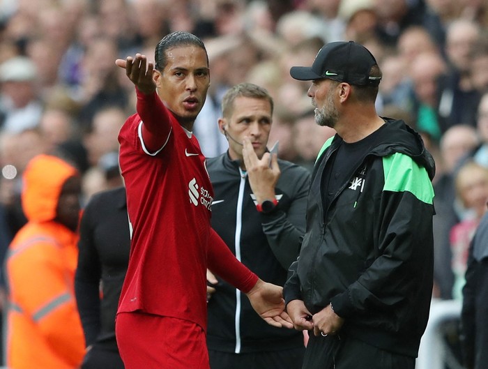 Soccer Football - Premier League - Newcastle United v Liverpool - St James Park, Newcastle, Britain - August 27, 2023 Liverpools Virgil van Dijk remonstrates to manager Juergen Klopp after he is shown a red card REUTERS/Scott Heppell EDITORIAL USE ONLY. No use with unauthorized audio, video, data, fixture lists, club/league logos or live services. Online in-match use limited to 75 images, no video emulation. No use in betting, games or single club /league/player publications.  Please contact your account representative for further details.