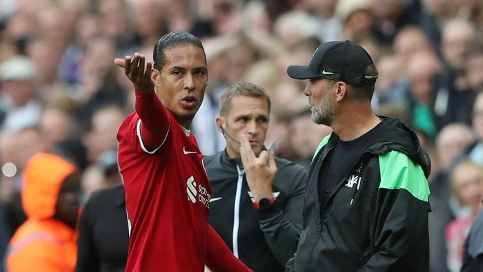Soccer Football - Premier League - Newcastle United v Liverpool - St James Park, Newcastle, Britain - August 27, 2023 Liverpools Virgil van Dijk remonstrates to manager Juergen Klopp after he is shown a red card REUTERS/Scott Heppell EDITORIAL USE ONLY. No use with unauthorized audio, video, data, fixture lists, club/league logos or live services. Online in-match use limited to 75 images, no video emulation. No use in betting, games or single club /league/player publications.  Please contact your account representative for further details.