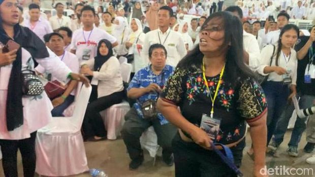 Wanita berbuat rusuh saat kedatangan Presiden Jokowi ke acara Rembuk Kemerdekaan Relawan Bobby Nasution.