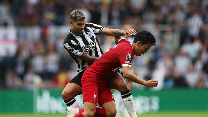 Soccer Football - Premier League - Newcastle United v Liverpool - St James Park, Newcastle, Britain - August 27, 2023 Liverpools Wataru Endo in action with Newcastle Uniteds Bruno Guimaraes REUTERS/Scott Heppell EDITORIAL USE ONLY. No use with unauthorized audio, video, data, fixture lists, club/league logos or live services. Online in-match use limited to 75 images, no video emulation. No use in betting, games or single club /league/player publications.  Please contact your account representative for further details.