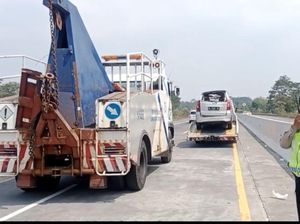 Xenia Terbalik di KM 81 Tol Malang-Pandaan Xenia Terbalik di KM 81 Tol Malang-Pandaan