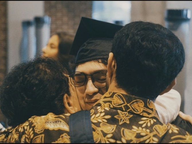 Adik Reza Rahadian Wisuda