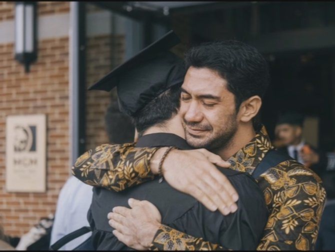 Adik Reza Rahadian Wisuda