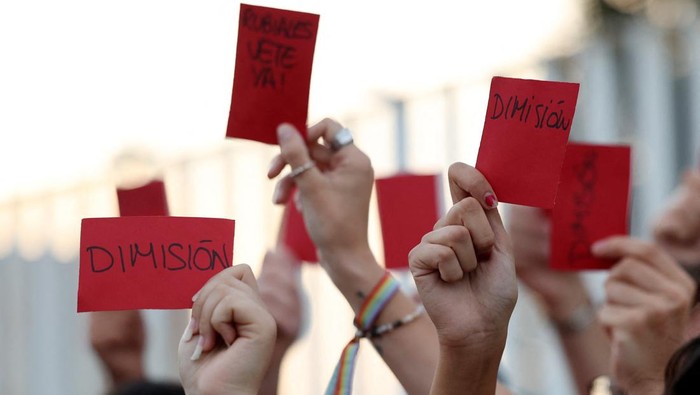 Aksi Demo Memprotes Luis Rubiales Soccer Football - People protest outside the Spanish Soccer Federation - Ciudad Del Futbol Las Rozas, Las Rozas, Spain - August 25, 2023 People hold red cards as they protest against President of the Royal Spanish Football Federation Luis Rubiales REUTERS/Isabel Infantes