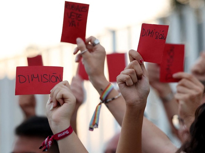 Soccer Football - People protest outside the Spanish Soccer Federation - Ciudad Del Futbol Las Rozas, Las Rozas, Spain - August 25, 2023  People hold red cards as they protest against President of the Royal Spanish Football Federation Luis Rubiales REUTERS/Isabel Infantes