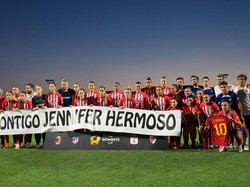 Para pemain tim putri Atletico, dan staf, memamerkan spanduk dukungan kepada Jenni sebelum laga melawan AC Milan. Foto: Handout via REUTERS/HANDOUT