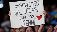 Contigo ramai disuarakan, sebagai bentuk dukungan suporter yang menegaskan tetap berada bersama Jenni. Foto: REUTERS/VIOLETA SANTOS MOURA
