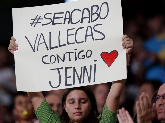 Soccer Football - LaLiga - Rayo Vallecano v Atletico Madrid - Estadio de Vallecas, Madrid, Spain - August 28, 2023 A fan holds a banner in support of Spain's Jennifer Hermoso following a kiss involving Royal Spanish Football Federation President Luis Rubiales after the Women's World Cup Final REUTERS/Violeta Santos Moura