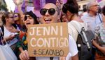 Foto Aksi Suporter: Jenni Dibela, Rubiales Dicerca