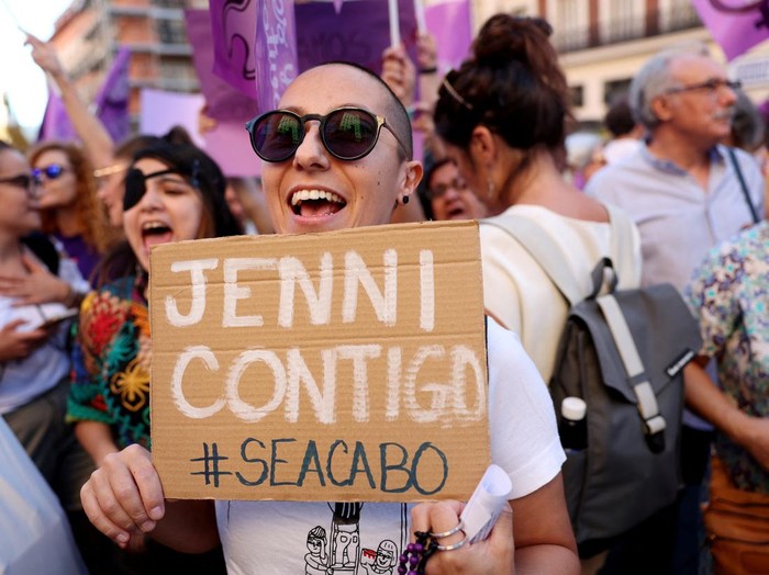 Soccer Football - People protest against Royal Spanish Football Federation President Luis Rubiales - Plaza Callao, Madrid, Spain - August 28, 2023 A woman holds a banner in support of Spain's Jennifer Hermoso during a protest in Madrid REUTERS/Isabel Infantes