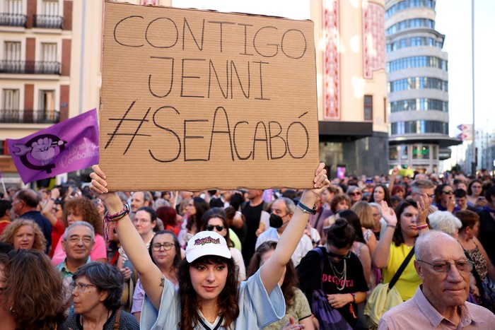 Aksi Demo Memprotes Luis Rubiales Soccer Football - People protest against Royal Spanish Football Federation President Luis Rubiales - Plaza Callao, Madrid, Spain - August 28, 2023 A woman holds a banner in support of Spain's Jennifer Hermoso during a protest in Madrid REUTERS/Isabel Infantes